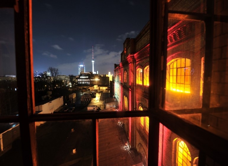 Bötzow Berlin bei Nacht, Aufnahme aus dem Fenster, Blick auf den Berliner Fernsehturm © FTWild