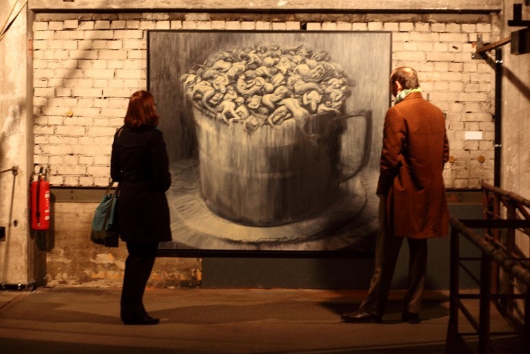 Frau und Mann betrachten Bild auf der Ausstellung „Obsessions“ im Oktober 2012 auf dem Gelände der ehemaligen Bötzow-Brauerei Berlin