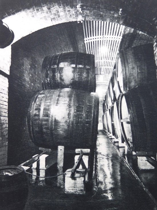 Holzfässer in den Lagerkellern der Bötzow-Brauerei Berlin, um 1935