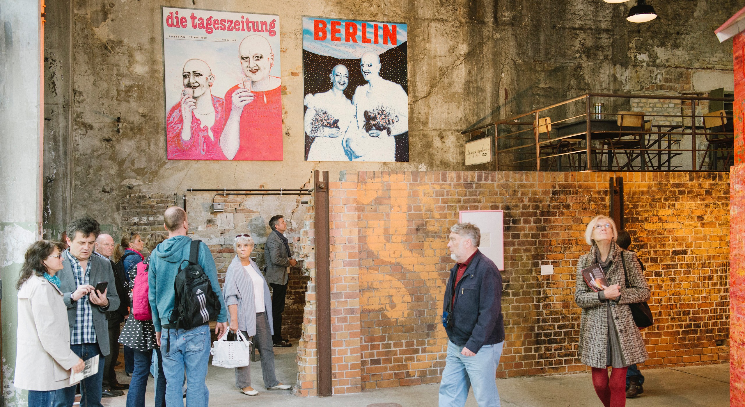 Menschen auf der Ausstellung ‚FUTURING’ im April 2013 auf dem Gelände der ehemaligen Bötzow-Brauerei Berlin